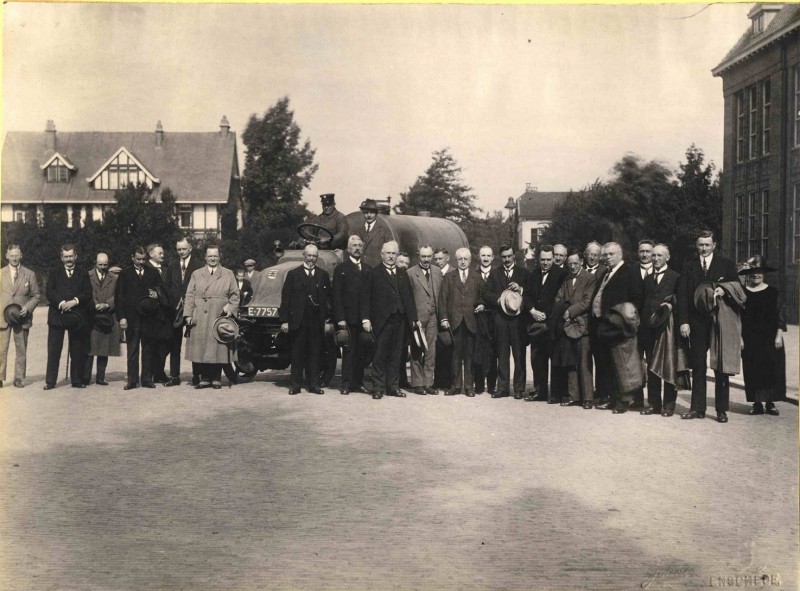 De Ruyterplein 13-9-1924 Demonstratie met sproeiteer met speciale sproeiwagen voor rij o.a. burgemeester Edo Bergsma.jpg