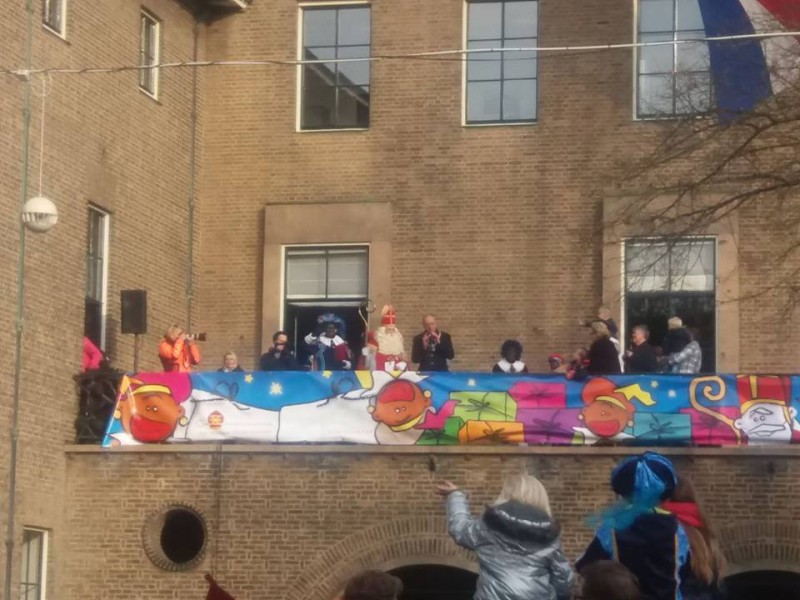 Langestraat Stadhuis Sint en Pieten op het balcon met de burgemeester 12-11-2016.jpg