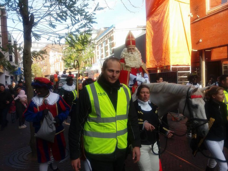 Korte Hengelosestraat intocht Sinterklaas 2016.jpg