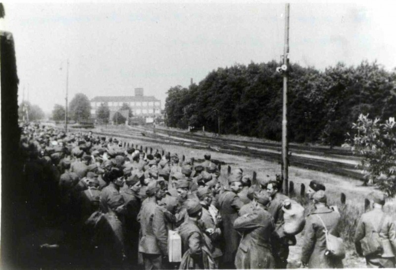 Stationsweg mei 1940 Terugkeer Nederlandse krijgsgevangenen op het Staats Spoor Station.jpg