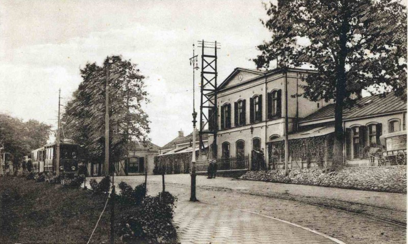 Stationsweg 1910 Zicht op het oude station. paard en wagen.jpg