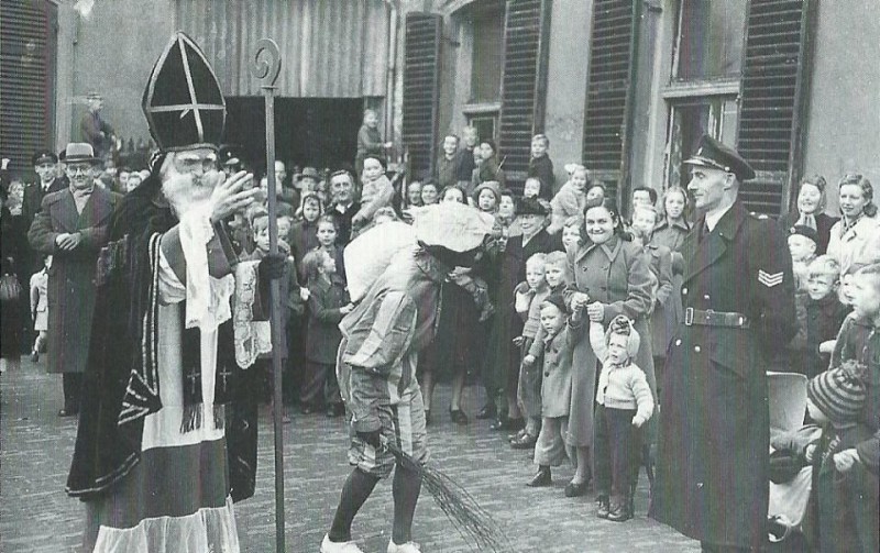Stationsweg aankomst Sint en Piet bij het oude station 1949.jpg
