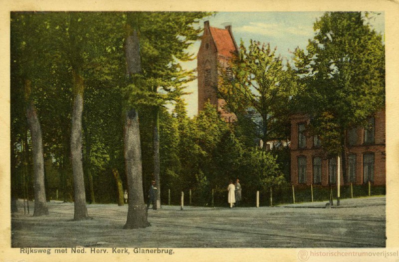 Rijksweg nu Gronausestraat Neoromaanse kerk met zadeldaktoren gebouwd in 1906.jpg