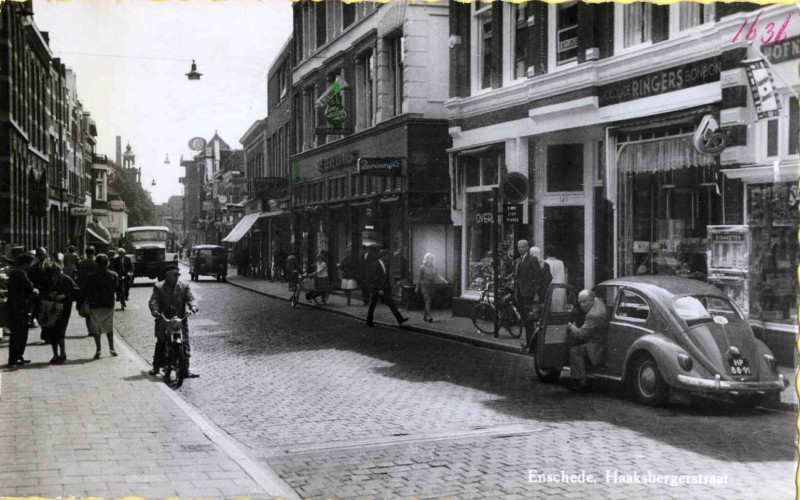 Haaksbergerstraat 1967 Links het postkantoor. VW kever. rechts Overduin VW busje voor pand Rokker.jpg