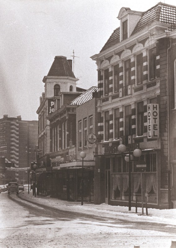 Haaksbergerstraat vanaf Marktstraat richting Boulevard met Industriehotel en winkel van Alink 1965.jpg