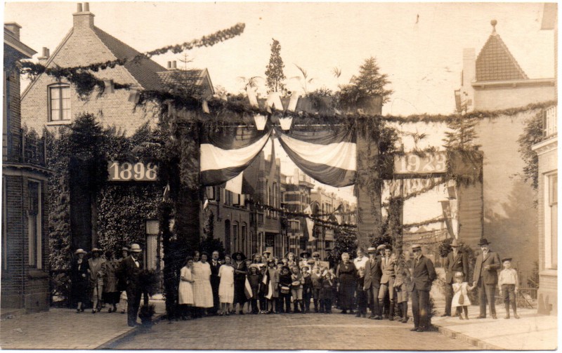 1923 Feestpoort ter ere van het 25-jarig regeringsjubileum van koningin Wilhelmina..jpg