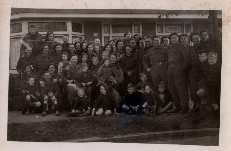 Tegalstraat 22 en 20 in Enschede Keith Barron met compagnie 4A 7 april 1945.jpg