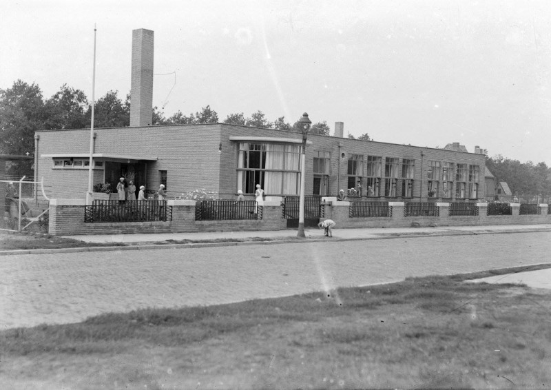 Mr. P.J. Troelstrastraat Huishoudschool is in 1941 van een 1e en 2e etage voorzien.jpg