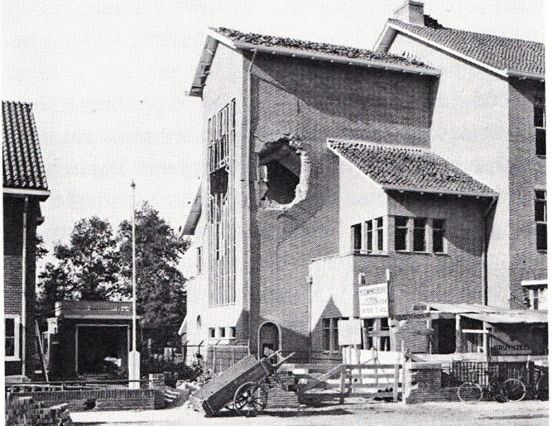 Mr. P.J. Troelstrastraat Huishoudschool door bombardement in 1940 beschadigd.jpg