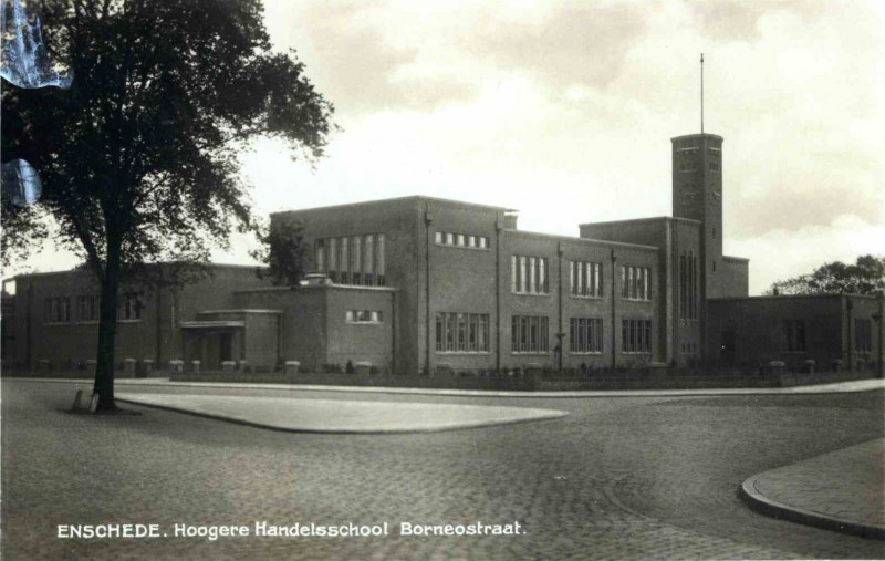 Borneostraat 1930 Zicht op de Hogere Handelsschool..jpg