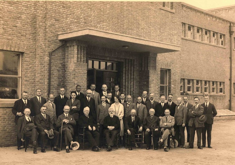Borneostraat 5-9-1927 Opening Hogere Handelsschool, later HBS-A, met burgemeester Edo Bergsma.jpg