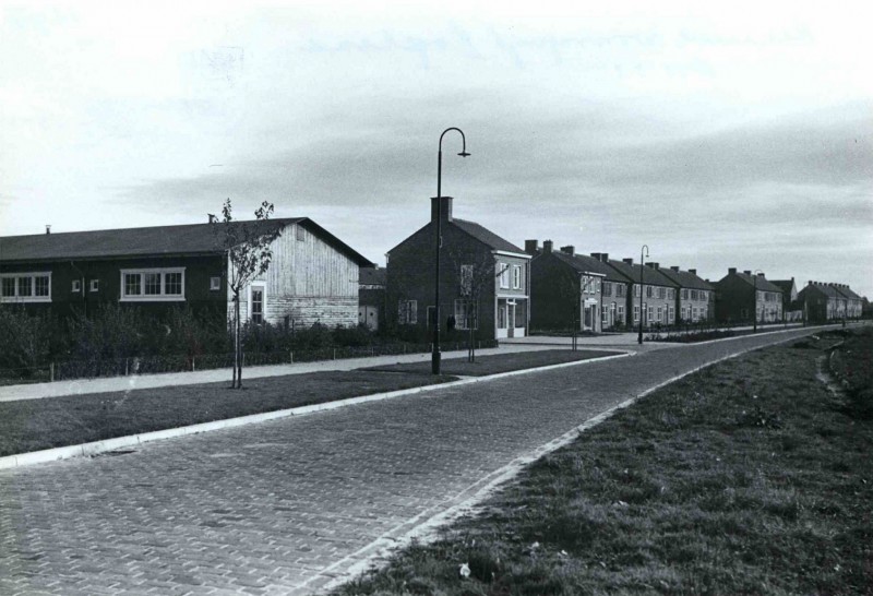 Hendrik Smeltweg nov. 1951 Links gedeelte van Theo Thijssenschool en enige woningen.jpg