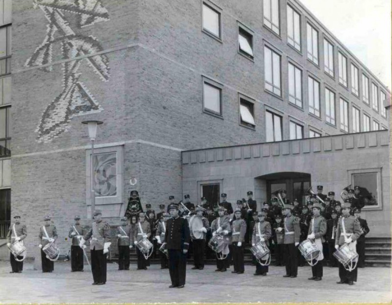boulevard 1960 Muziekkorps De Burgerharmonie voor de H.T.S..jpg