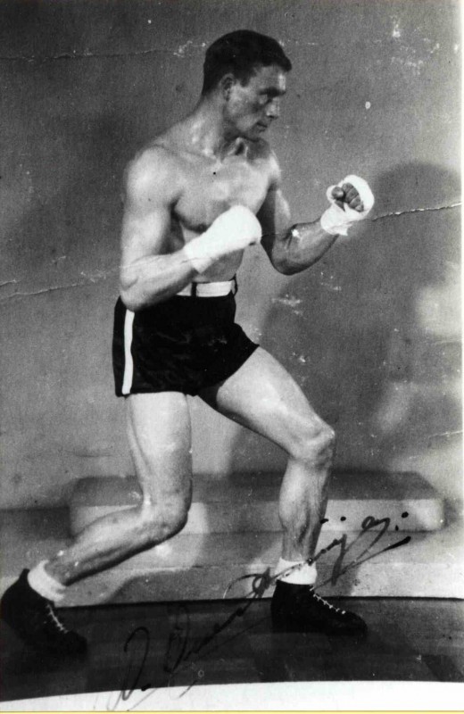 Boksen 1945 Een van de gebroeders Quentemeijer, Willy Quentemeijer, oprichter van boksvereniging DBO (Door Broeders Opgericht)..jpg