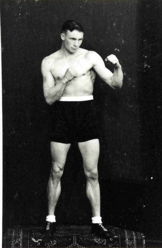Boksen 1945 Een van de gebroeders Quentemeijer,Willy Quentemeijer, oprichter van boksvereniging Door Broeders Opgericht..jpg
