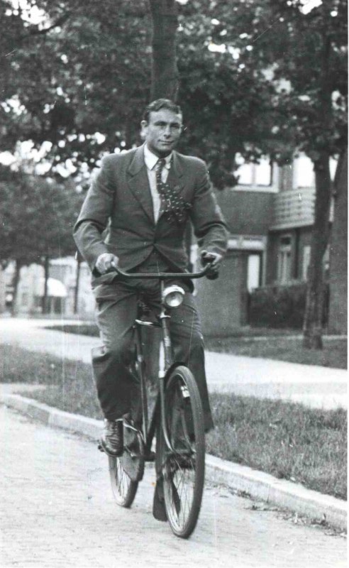 Bokser Willie Quentemeijer op de fiets. De vijf broers Quentemeijer waren destijds beroemde boksers. 1938.jpg