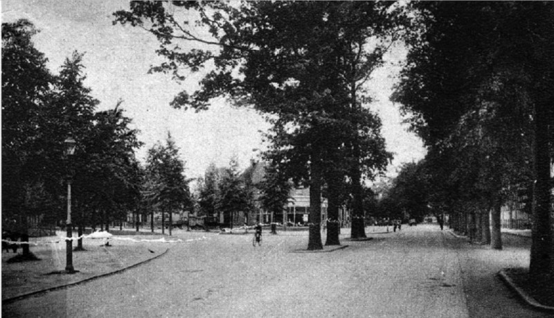Hengelosestraatweg. Na 1913 is het de Hengelosestraat. Vroeger ook wel Langesteeg genoemd..jpg