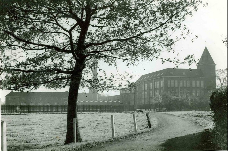 Goolkatenweg 1943 Textielfabriek Rigtersbleek (G.J. van Heek en Zonen), gezien vanaf de Lambertus Buddestraat. Boerenpad van boer Metten..jpg