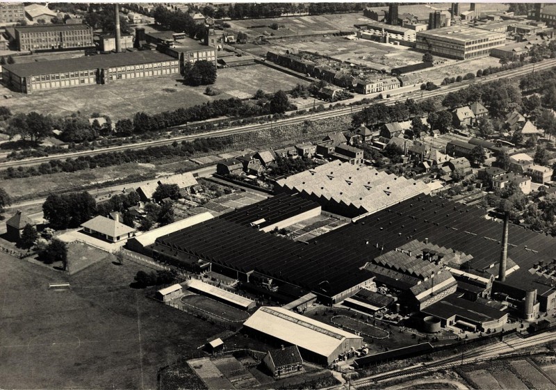 Parkweg luchtfoto links spinnerij Oosterveld rechts spinnerij Tubantia op de voorgrond textielfabriek Holland langs de spoorlijn nu Zuiderval.jpg