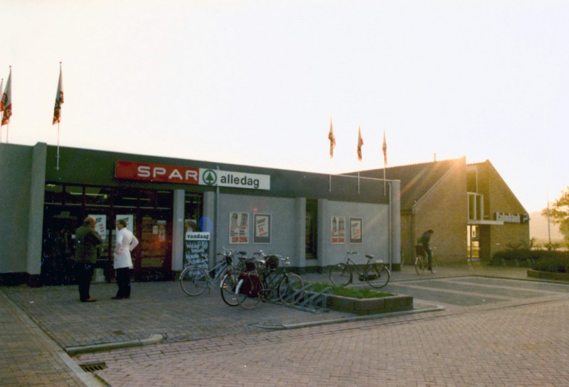 Ribbelt 1982 Spar winkel naast de Rabobank.jpg