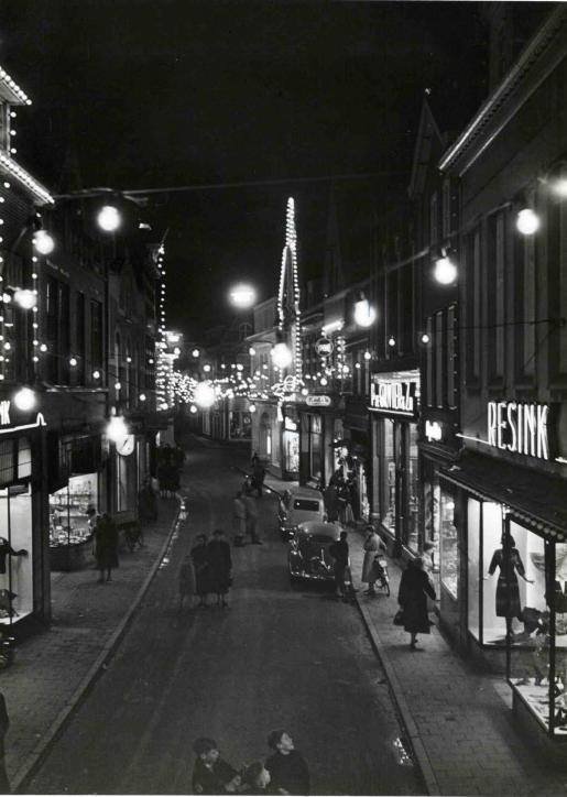 Haverstraat 1950 feestelijk verlicht vanuit de Langestraat richting Burgemeesterstraat met rechts modezaak Resink en de Gruijter kruidenier.jpg
