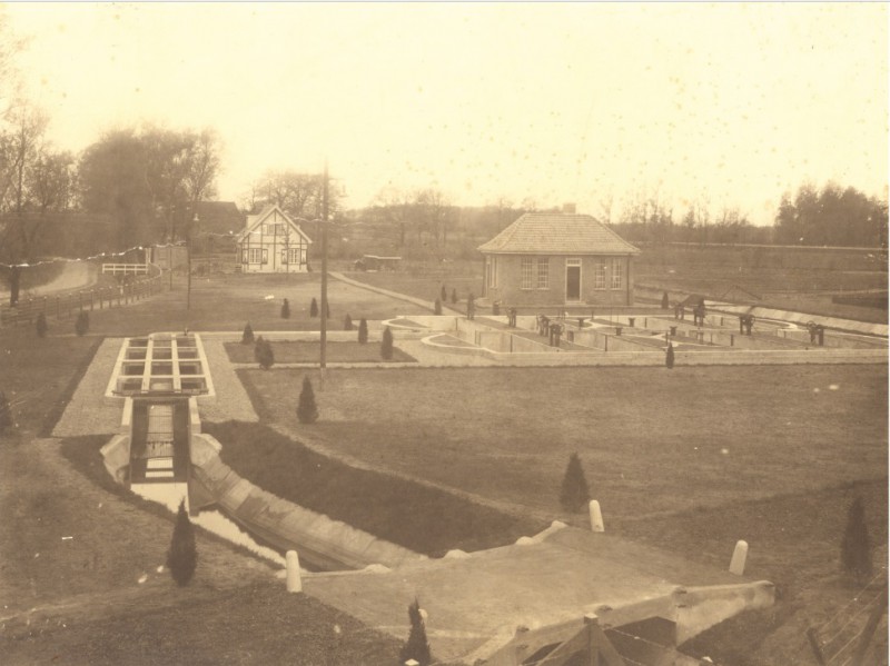 Bruggertstraat (vroeger Bruggertsteeg) Rioolwaterzuivering. Overzicht van het terrein. 1921.jpg