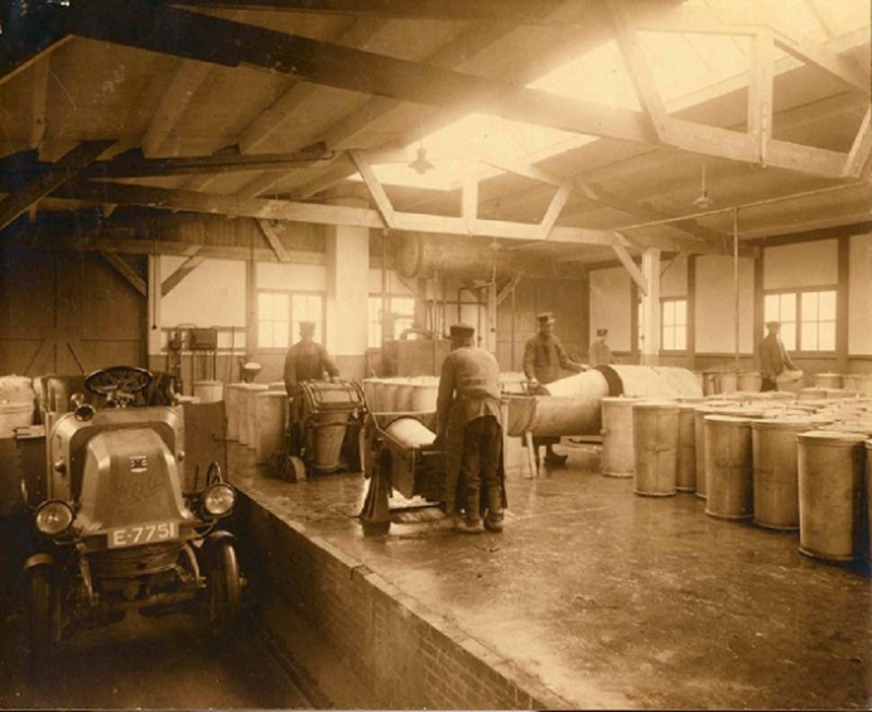 Bruggertsteeg - Poolmansweg bij de gemeentelijke reinigingsdienst reinigen van huisvuiltonnen 1923.jpg