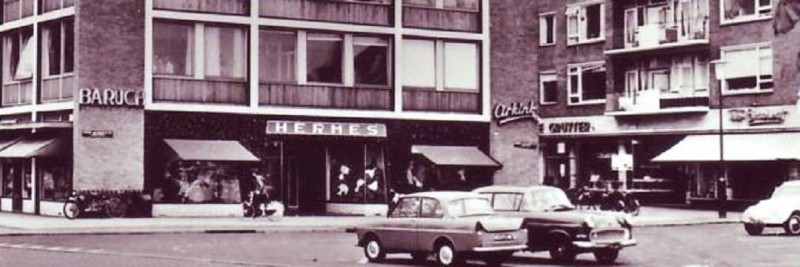 H.J. van Heekplein met op achtergrond winkel van P. de Gruyter.jpg