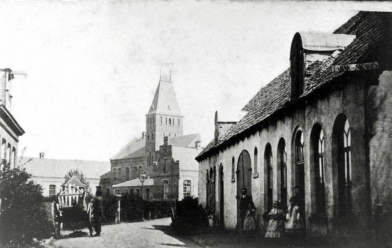 Met zicht vanaf Parallelweg richting centrum Larink-sticht Klooster 1890.jpg