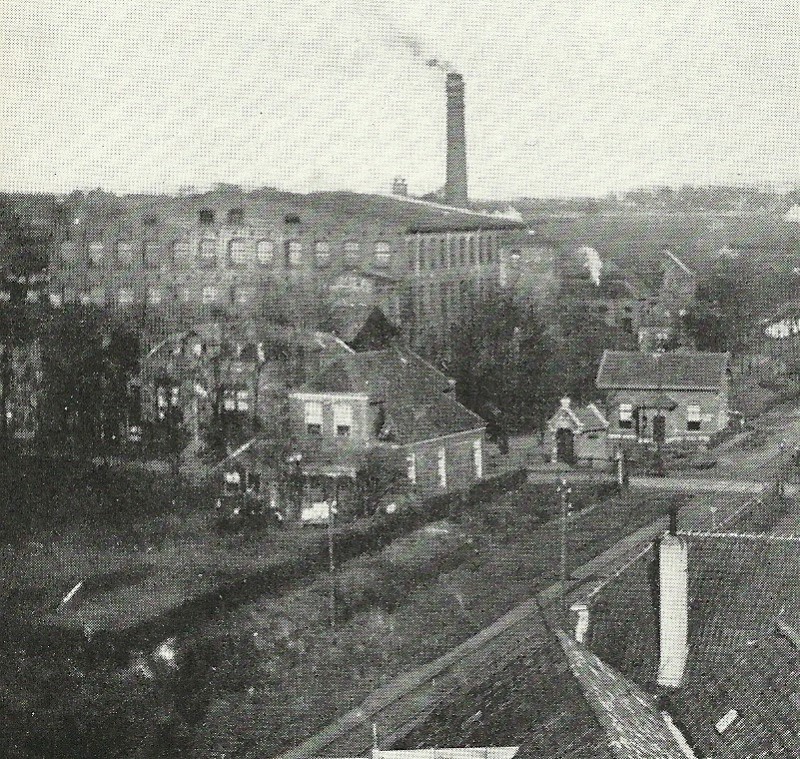 Oldenzaalsestraat spoorwegovergang Amelinksteeg achtergrond fabriek Blijdenstein.jpg