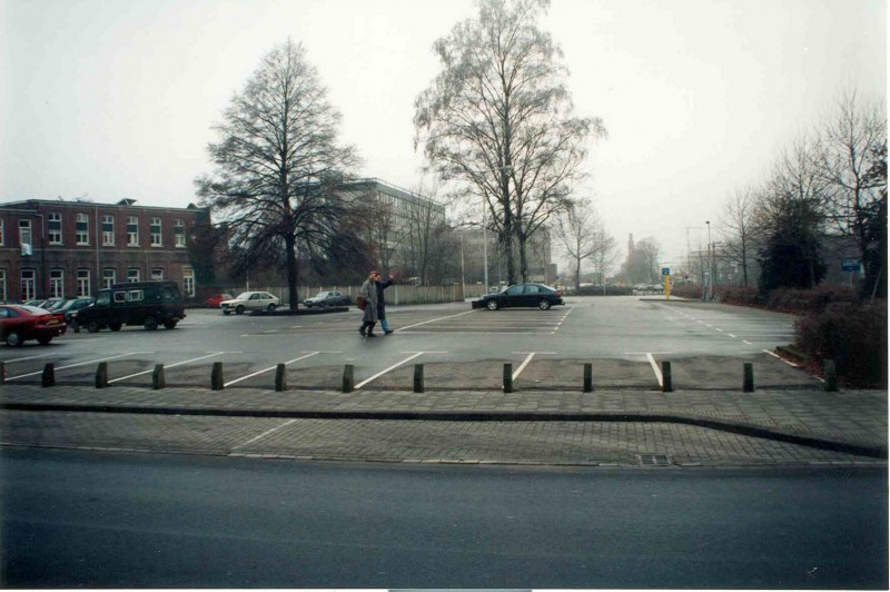 Molenplein Parkeerterrein, gezien vanuit de Kloosterstraat met links de zijvleugel van het Larinksticht  De Wonne.jpg
