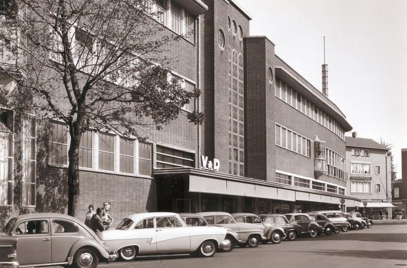 Brammelerstraat Zuidgevel van Vroom & Dreesmann ( V&D ) met geparkeerde auto's.jpg