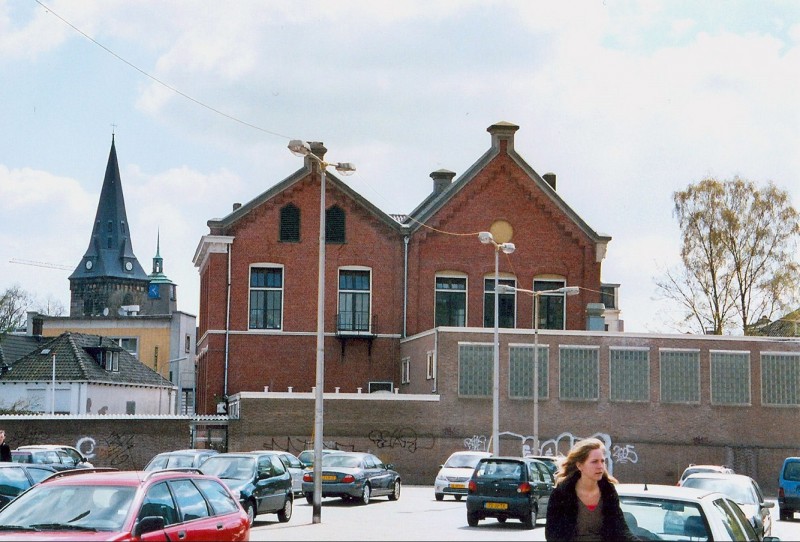 Molenplein 15-6-2006 Achterzijde Fabrieksschool aan de Noorderhagen. Foto is genomen vanaf het Molenplein. Op de achtergrond is de Grote Kerk op de Oude Markt te zien met daarachter de toren van het stadhuis..jpg