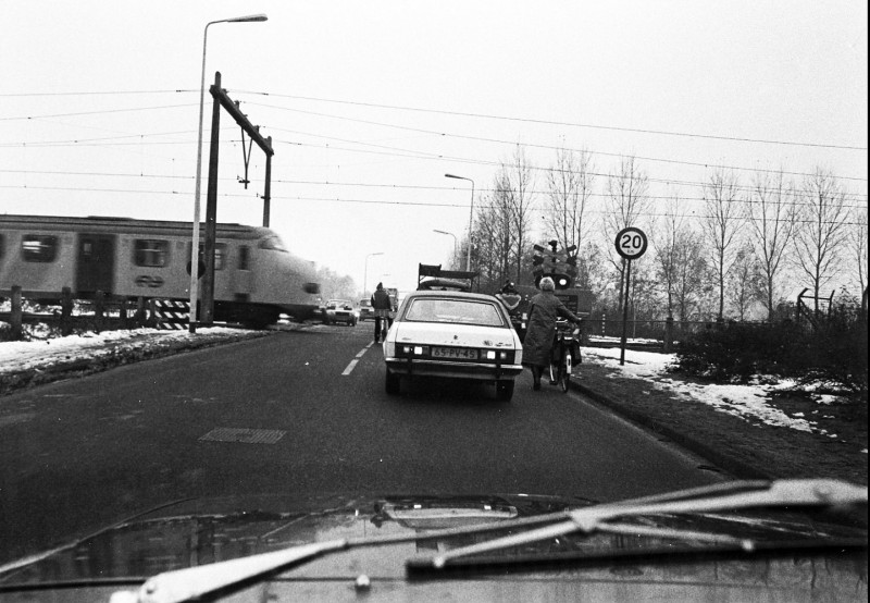 Auke Vleerstraat Spoorwegovergang Lonnekerbrugstraat met passerende trein.jpg