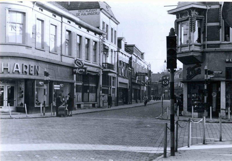 Gronausestraat vanaf kruispunt Oldenzaalse-Kalander-Langestraat richting Veenstraat met Links Van Haren schoenen. Themans en rechts Magasin de Paris. feb. 1944.jpg