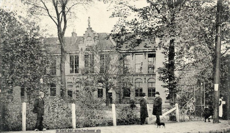 Haaksbergerstraat met de Nederlandse School voor Nijverheid en Handel Gebouwd in 1864.jpg