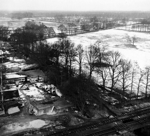 Windmolenweg 1964 kijkend naar de spoorlijn Hengelo-Enschede en bouwmaterialenhandel Kamp.jpg