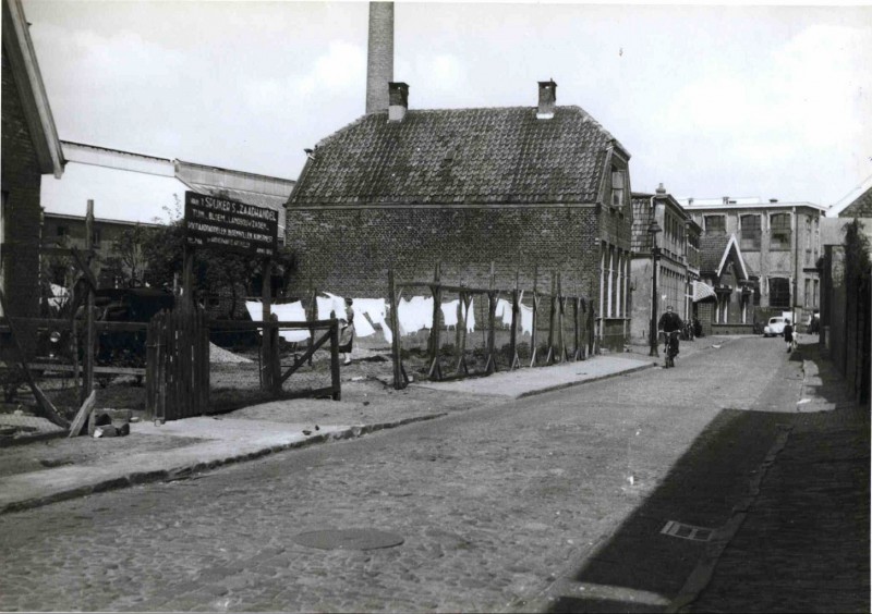 Hengelosedwarsstraat, ook genaamd 'n Tuk, in de richting van de Deurningerstraat met links zaadhandel Van 't Spijker. mei 1954.jpg