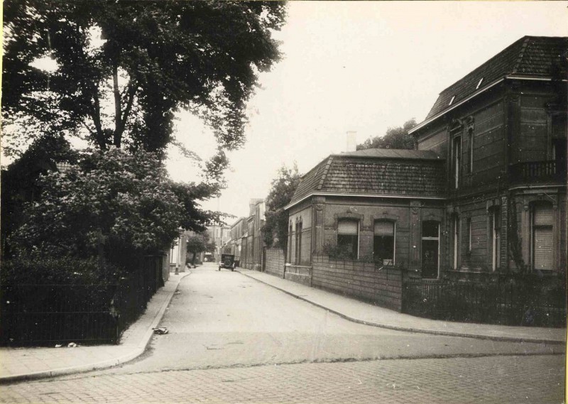 Hengelosedwarsstraat 1925 Vanaf Hengelosestraat, rechts huis Dr. van Delden.jpg