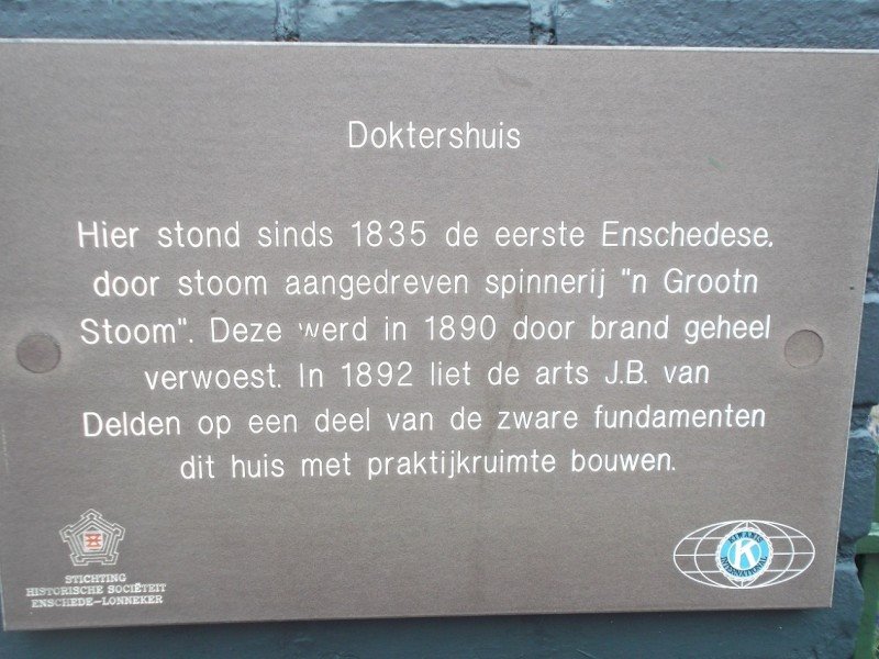 Hengelosestraat hoek Raiffeisenstraat (vroeger Hengelosedwarsstraat)  Doktershuis nu Notariskantoor Hofsteenge.jpg