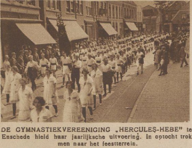 Hercules Hebe in optocht krantenfoto 10-8-1929.jpg