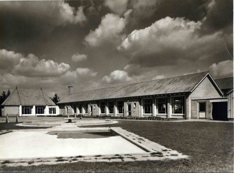 Acaciaplantsoen 1955 Openbare kleuterschool Kindervreugd, ingebruikname 15-9-1954..jpg