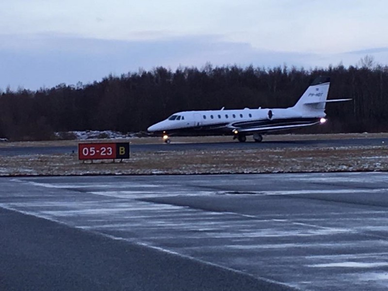Vliegveld Twente Vandaag (2-1-2017) kwam de eerste privé jet (PH-HGT) van dit jaar op Twente Airport, het toestel vertrok na een half uur om door te vliegen naar de volgende bestemming.jpg