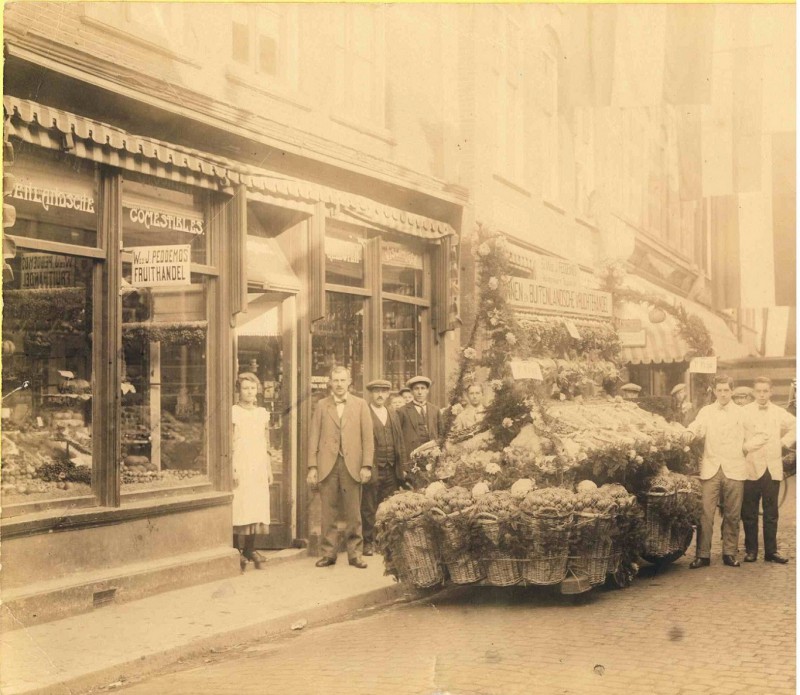 Haverstraat Nr. 7. Fruithandel Wed. J. Peddemos, personeel en bakfiets 1915.jpg
