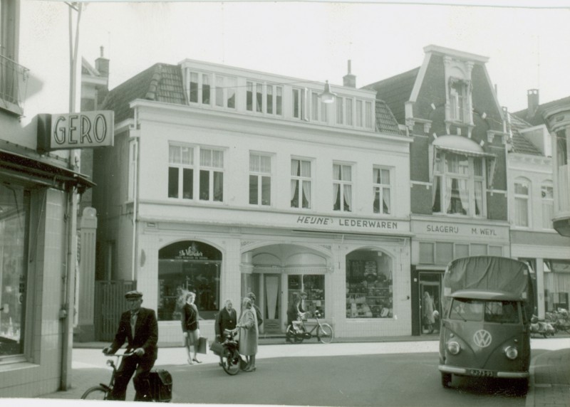 Haverstraat, met winkelpanden van Heijne lederwaren en slagerij M. Weijl 1960.jpg
