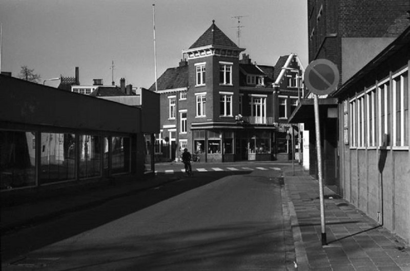 Beltstraat, een doorkijkje. Links de Zuidmolen en rechts het Belthoes.jpg