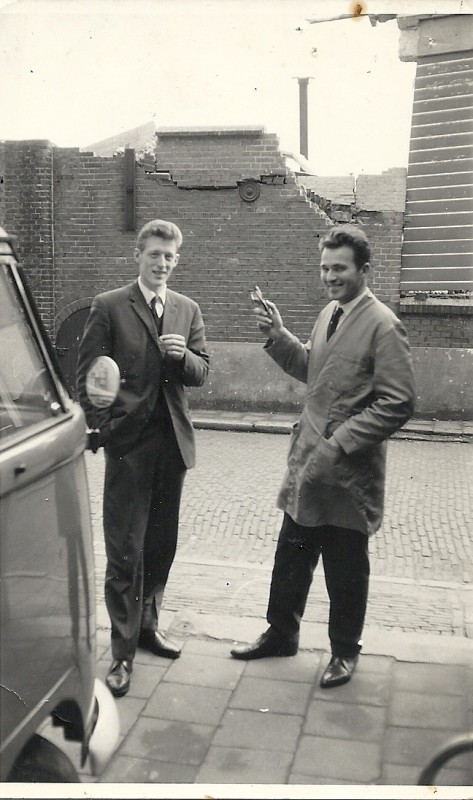 Pa en Albert  bij Franzo, tegenover afbraak fabriek Jannink en Volkswagenbestel (2).jpg