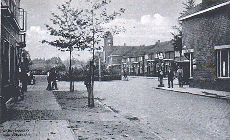Rozenstraat hoek Leliestraat rechts op de hoek slijterij ter Borg Garage Reekers.jpg