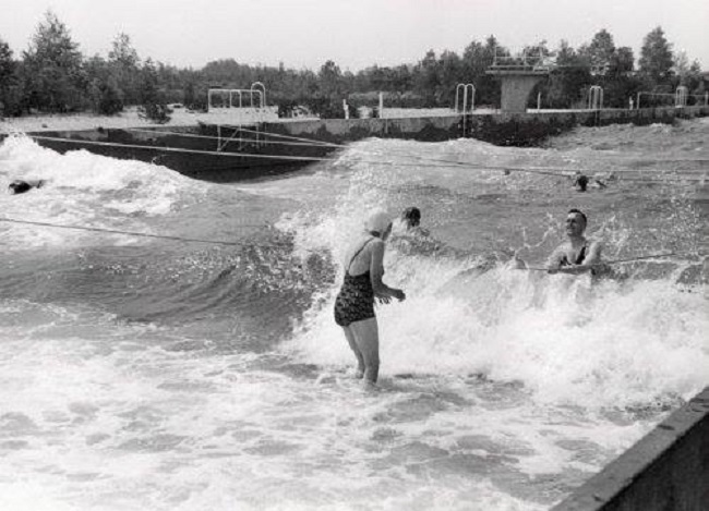 Bad Boekelo Tweede Wereldoorlog.  Schoolklassen genieten onder begeleiding van de juffen van het water. Nederland, 30 juni 1941.(4).jpg