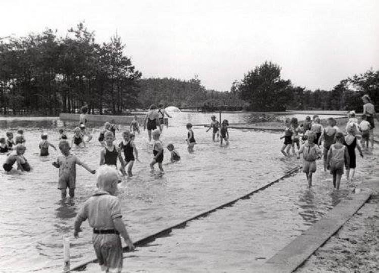 Bad Boekelo Tweede Wereldoorlog.  Schoolklassen genieten onder begeleiding van de juffen van het water. Nederland, 30 juni 1941.(3).jpg